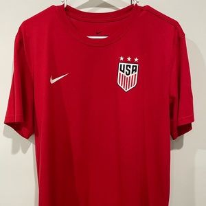 Red Men's Nike Dri-Fit Team USA Soccer Shirt Size Large- used in great condition
